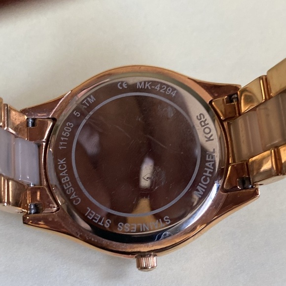 Beautiful Michael Kors MK 4294 Goldtone Classic Slim Runway Unisex Wristwatch - Picture 10 of 12